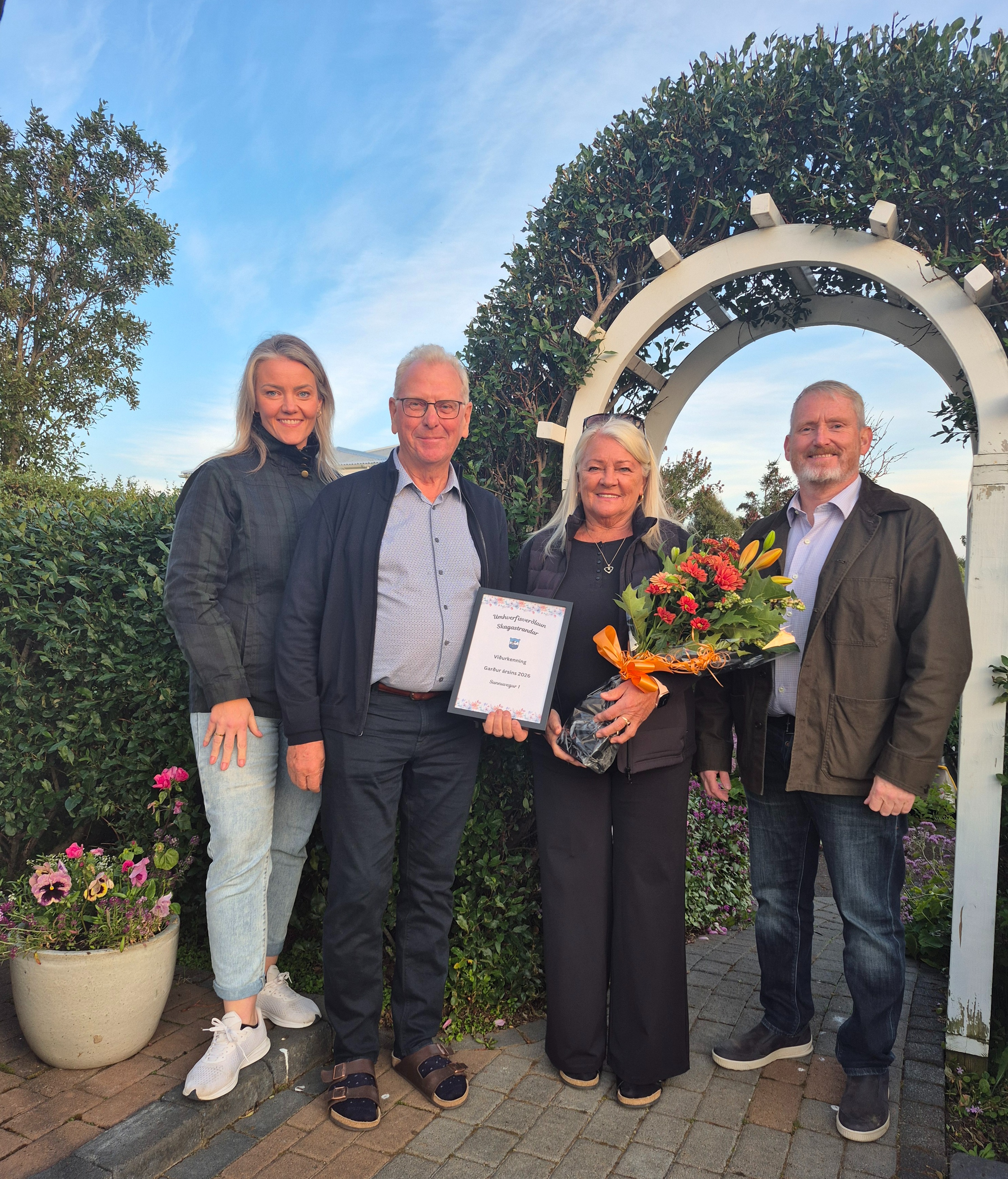 Guðbjörg Viggósdóttir og Magnús Jónsson taka við viðurkenningu fyrir snyrtilegasta garðinn.