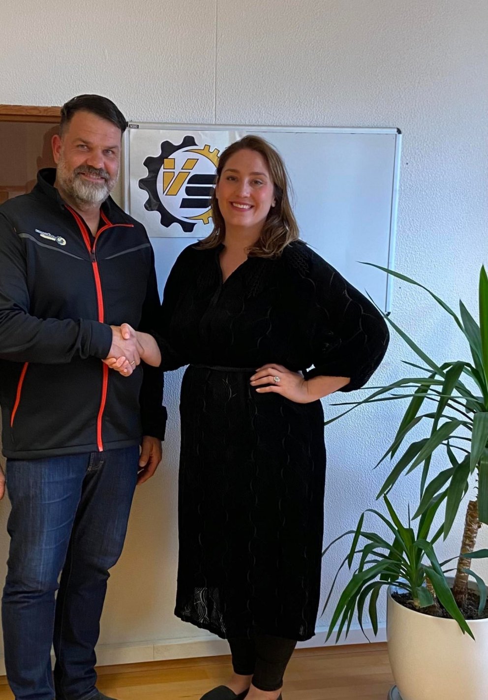 Rúnar Símonarson hjá Vinnuvélum Símonar og Alexandra Jóhannesdóttir sveitarstjóri á Skagaströnd