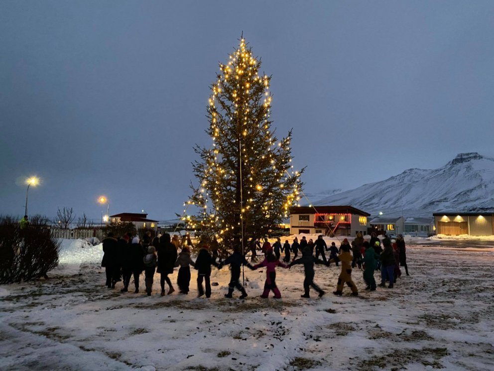 Ljósin tendruð á jólatrénu við Hnappstaðatún