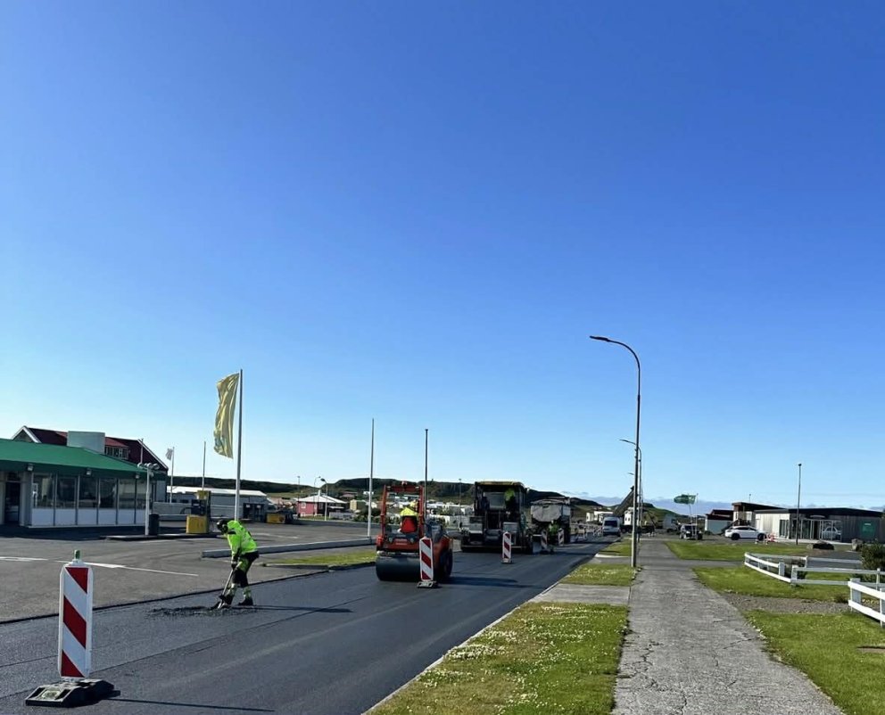 Malbikunarframkvæmdir í ágúst 2023 þegar Vegagerðin malbikað aðalbraut sveitarfélagsins.