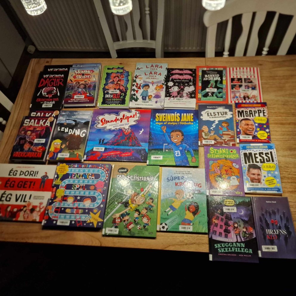 Foreldrafélag Höfðaskóla styrkti skólabókasafnið um 100.000 kr. til bókakaupa