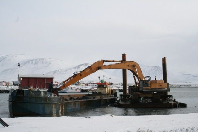Björgunarskip draga dýpkunarpramma