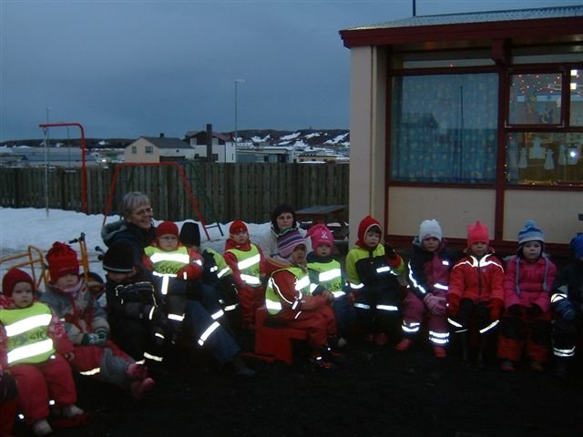 Frá leikskólanum Barnabóli  Gjöf endurskinsvesti frá Sjóvá