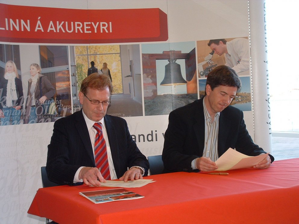 Adolf og Þorseinn undirrita samninginn