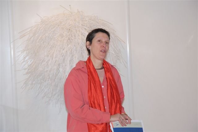 Carola Luther rithöfundur frá Suður Afríku les ljóð. Myndina tók Signý Richter.