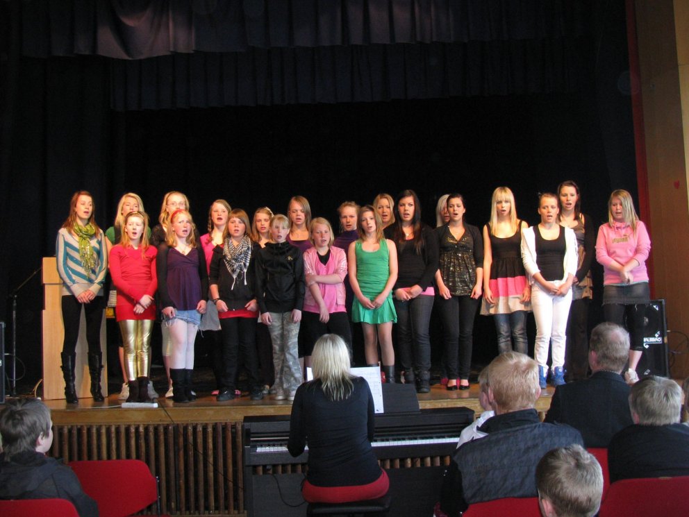 Höfðaskóla slitið