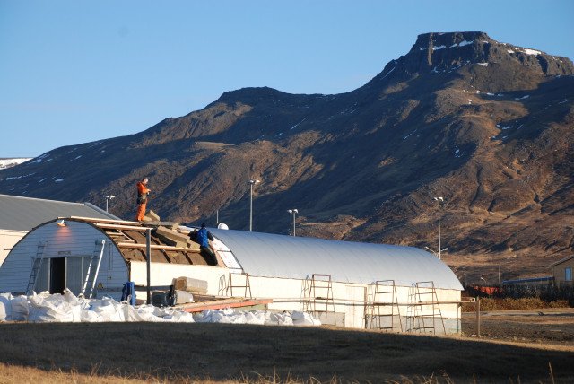 Unnið að endurbyggingu Tunnunnar