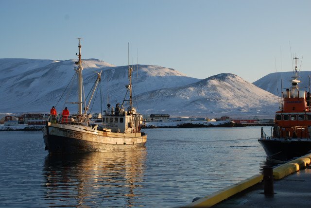 Húnabjörgin dregur bát til hafnar