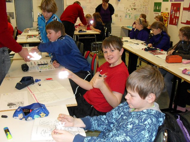 Björgunarsveitin kemur færandi hendi í Höfðaskóla