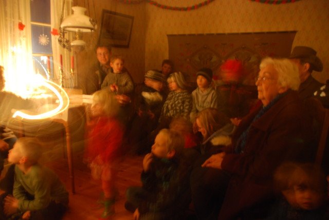 Börnin hlusta með andakt á jólasögurnar