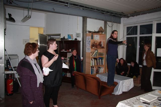 Skagstrendingar leita að kökum í Nesi listamiðstöð