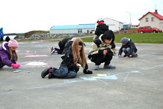Krakkar á listnámskeiði utan dyra
