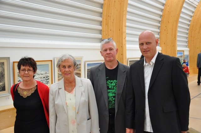 Fjölmenni við opnum málverkasýningar