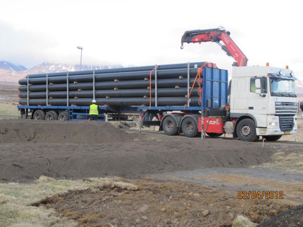 Flutningar á efni í hitaveitu hafnir