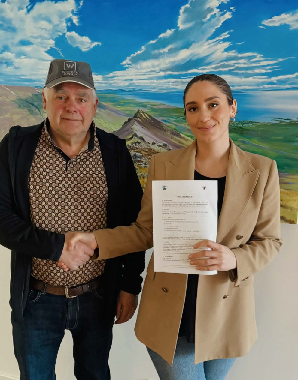 Verksamningur undirritaður við Árna Helgason