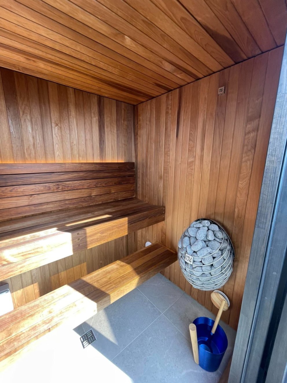 Saunaklefi kominn í sundlaugina