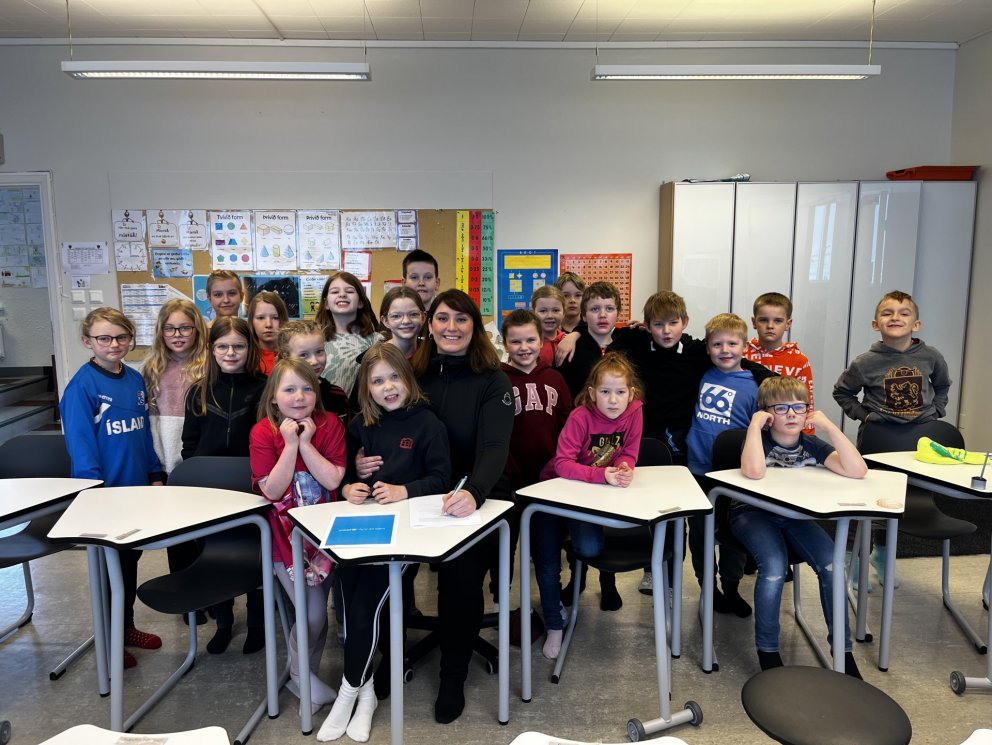 Sveitarstjóri með kátum krökkum í Höfðaskóla