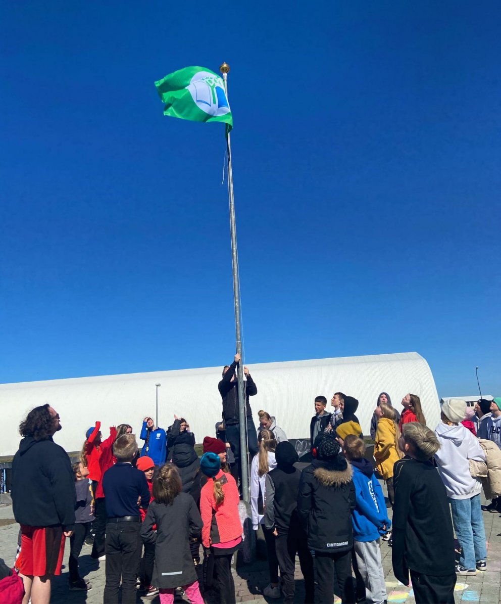 Grænfáni dreginn að húni við Höfðaskóla