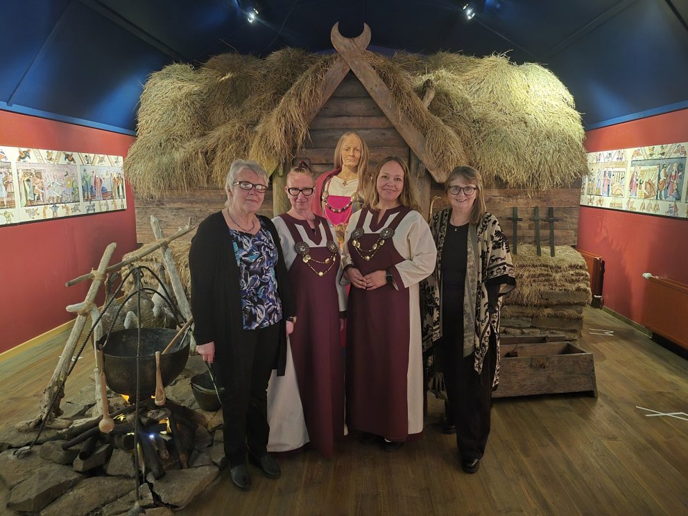 Sigrún Lárusdóttir, joj, Ástrós Elísdóttir og Dagný Sigmarsdóttir ásamt Þórdísi spákonu