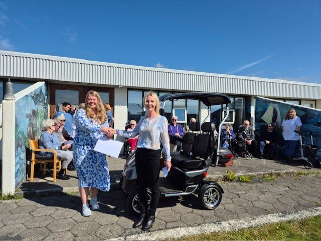 Erla María Lárusdóttir t.h. afhendir Eydísi Ingu Sigurjónsdóttur t.v. gjöfina fyrir hönd minningarsj…