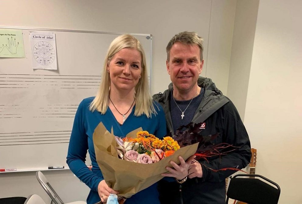 Halldór Gunnar Ólafsson oddviti Sveitarfélagsins Skagastrandar færir Hugrúnu Sif Hallgrímsdóttur skó…