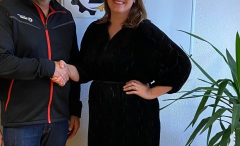 Rúnar Símonarson hjá Vinnuvélum Símonar og Alexandra Jóhannesdóttir sveitarstjóri á Skagaströnd