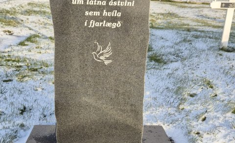 Spákonufellskirkjugarður - minnisvarði