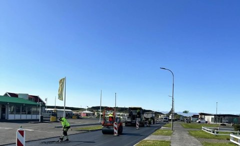 Malbikunarframkvæmdir í ágúst 2023 þegar Vegagerðin malbikað aðalbraut sveitarfélagsins.