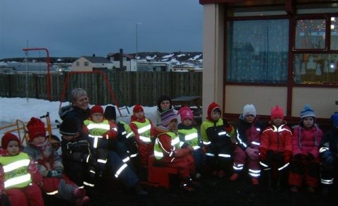 Frá leikskólanum Barnabóli  Gjöf endurskinsvesti frá Sjóvá