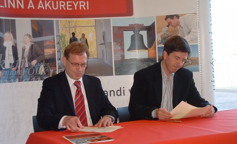Adolf og Þorseinn undirrita samninginn
