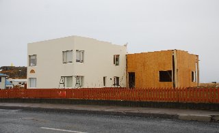 Bílskúr og íbúðarhús í sama stíl - fúnkis