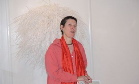 Carola Luther rithöfundur frá Suður Afríku les ljóð. Myndina tók Signý Richter.