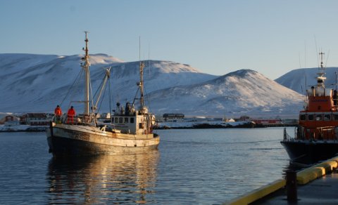 Húnabjörgin dregur bát til hafnar