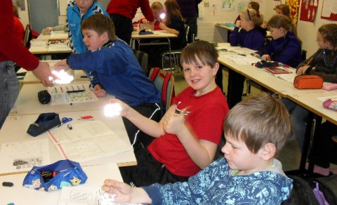 Björgunarsveitin kemur færandi hendi í Höfðaskóla