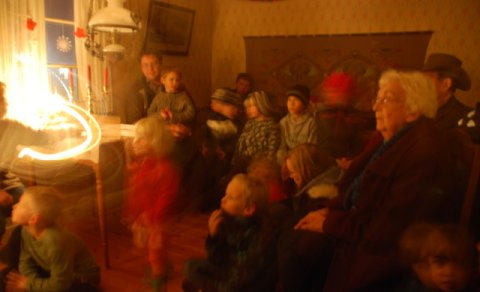 Börnin hlusta með andakt á jólasögurnar