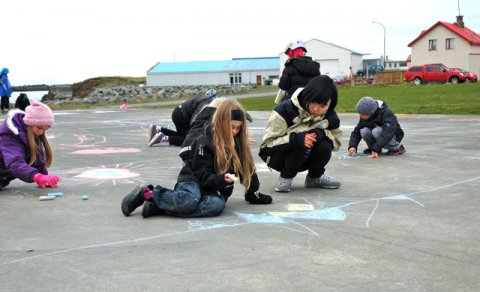 Krakkar á listnámskeiði utan dyra