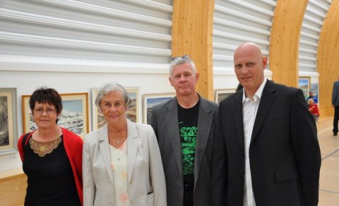 Fjölmenni við opnum málverkasýningar