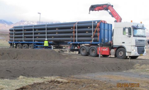 Flutningar á efni í hitaveitu hafnir