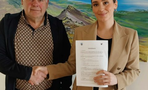 Verksamningur undirritaður við Árna Helgason