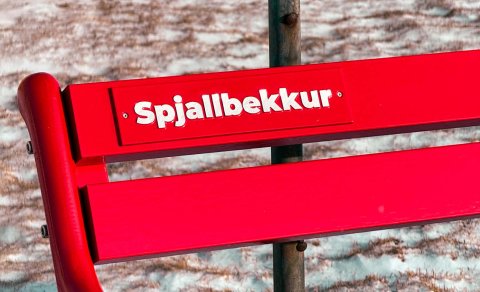 Spjallbekkur kominn á Strandgötu á Skagaströnd