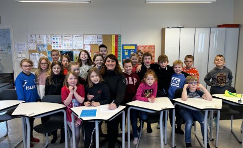 Sveitarstjóri með kátum krökkum í Höfðaskóla