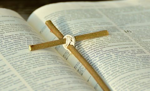 Helgihald í Hólaneskirkju