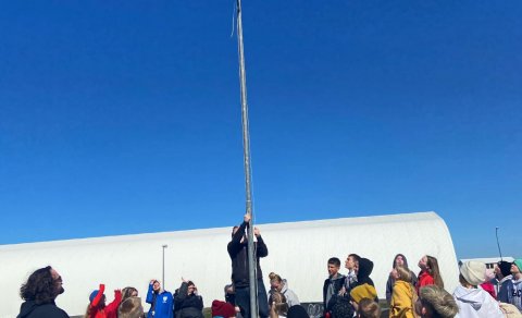 Grænfáni dreginn að húni við Höfðaskóla