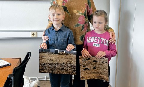 Alexandra Jóhannesdóttir sveitarstjóri tók á móti Elís Valtýssyni og Hafdísi Hrefnu Birgisdóttur í d…