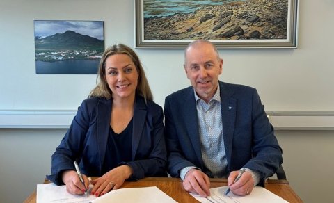 Samningur undirritaður af Katrínu M. Guðjónsdóttur framkvæmdastjóra landshlutasamtakanna og Ólafi Þó…