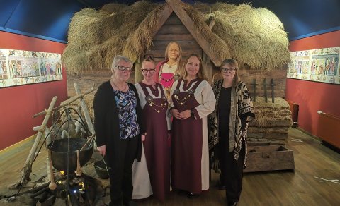 Sigrún Lárusdóttir, joj, Ástrós Elísdóttir og Dagný Sigmarsdóttir ásamt Þórdísi spákonu