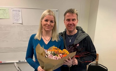 Halldór Gunnar Ólafsson oddviti Sveitarfélagsins Skagastrandar færir Hugrúnu Sif Hallgrímsdóttur skó…